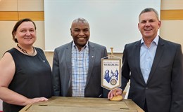 v.l.n.r.: Beate Gemballa (DAHW), Ato Ahmed (DAHW) und Präsident Ralph Schüller