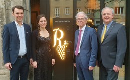 (v.l.n.r.): Florian und Franziska Glemser, Präsident Eberhard Reinöhl und Laudator Ulrich Konrad