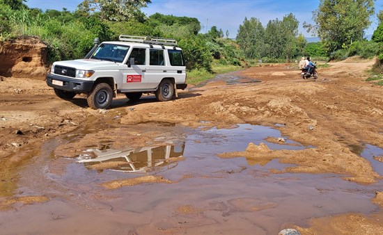 Die Zufahrt zur Klinik führt weiterhin durch das Flussbett des Bisidimo.